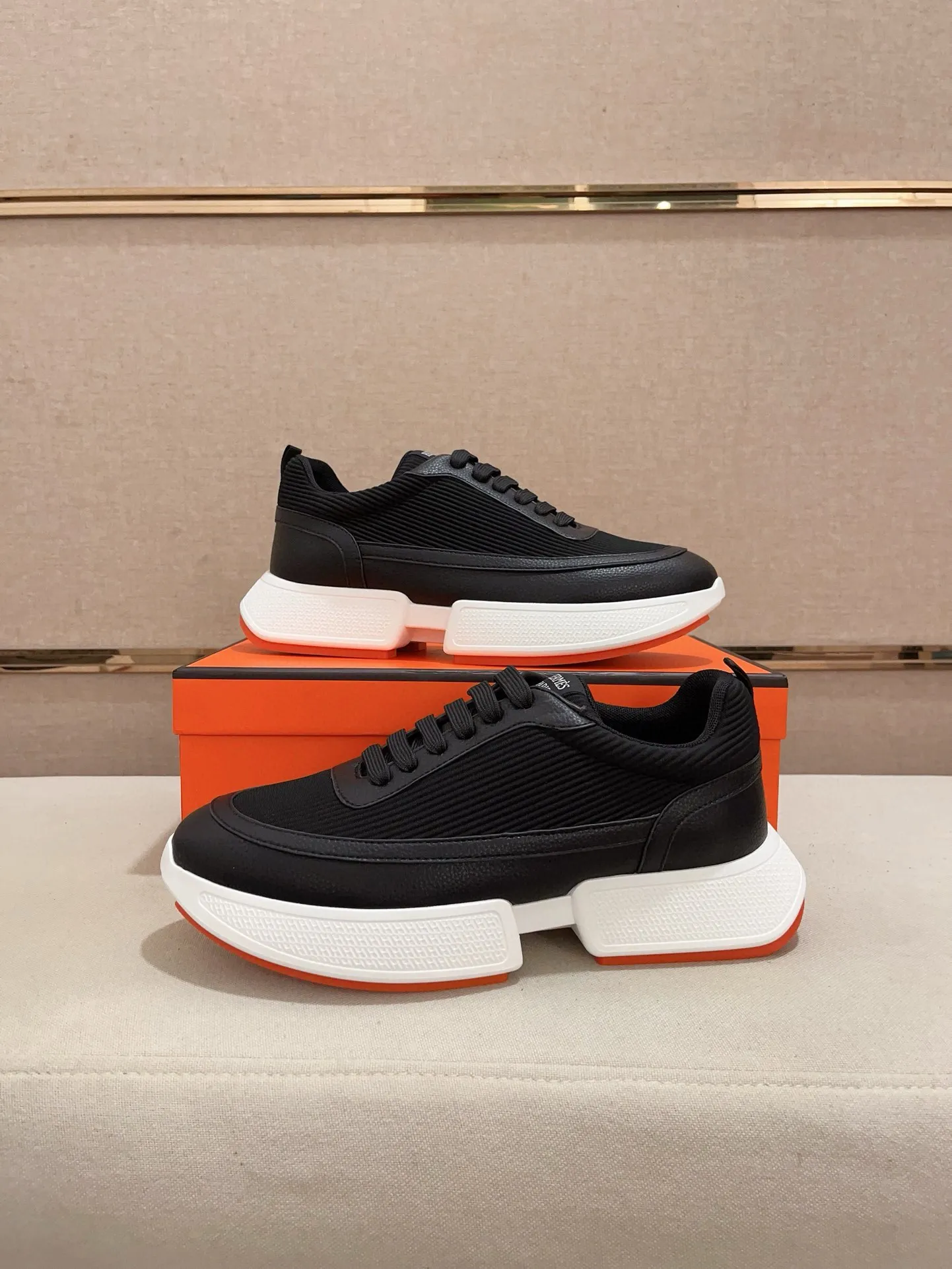 Men's clothing and shoes💰: 440💰《HERMES》【Classic original single version】Hermès; top 🔝purchasing agent🔍🔍men's latest 🇺🇸 counter sales simultaneously, imported from Italy original ▲▲cowhide ▲▲ (high-end, nobility, class) ) Exquisite workmanship (Italian 🇮🇹 imported water-dyed 🐂 cowhide lining) sole: original sole provided by the original factory, ⚠️exclusive double-layer activity·TPR·rubber·combined molded outsole; super comfortable·wear-resistant·non-slip·environmental protection The real thing is more beautiful if you take the real thing (high quality, follow the order). You can enter and exit the counter at will * Number of yards: 38-44 (45 can be customized and cannot be returned or exchanged)